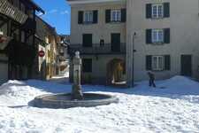 Place de Villar d'Arène et sa fontaine en hiver - © ©Isabelle. 