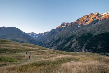 Depuis le lac du Pontet de bon matin avec vue sur les Agneaux. - © Julien Gontard
