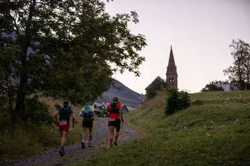 En arrivant à Villar d'Arène avec vue sur le clocher de l'Eglise St Martin - © Julien Gontard