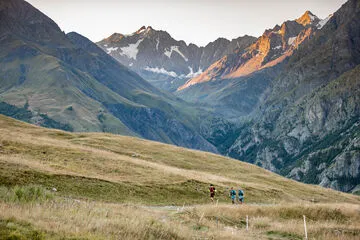 Vue des Agneaux avec coureurs depuis le lac - © Julien Gontard