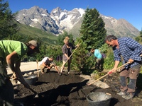 L'équipe du jardin, au travail de réfection des massifs et rocailles