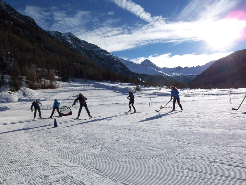 Play area & Ski Hockey - © mairie de Cervières