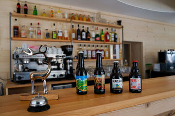 les boissons locales sur le comptoir en bois du Petit Cerf - © Le Petit Cerf