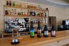 les boissons locales sur le comptoir en bois du Petit Cerf - © Le Petit Cerf