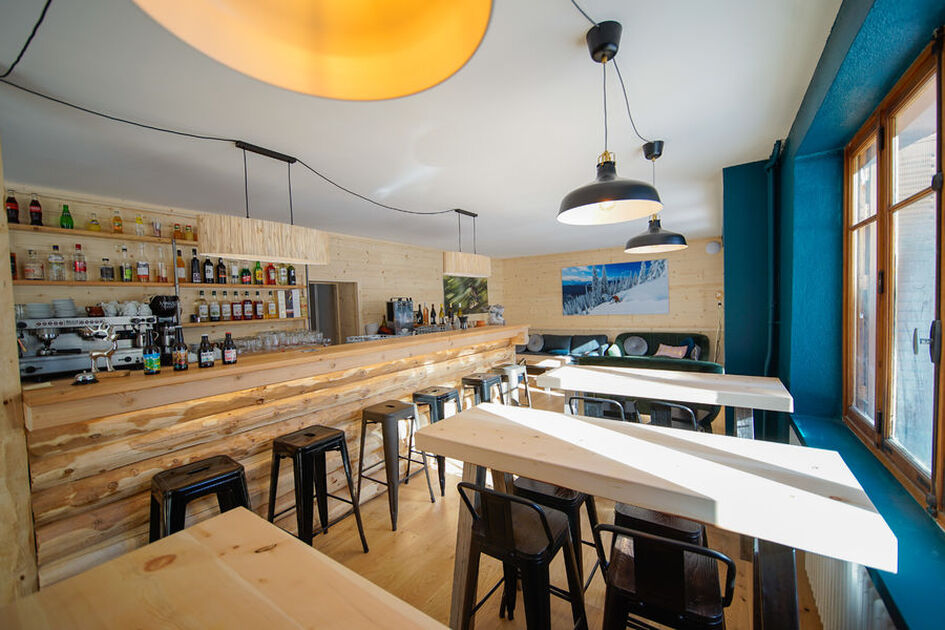tables et comptoir du bar - © Le Petit Cerf