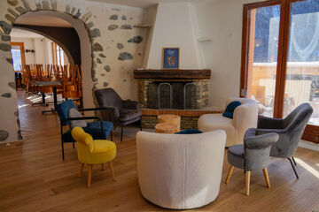 salon chaleureux autour de la cheminée - © Le Petit Cerf