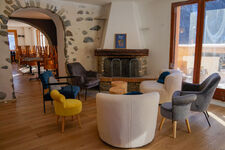 salon chaleureux autour de la cheminée - © Le Petit Cerf