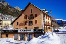 la façade du Petit Cerf au soleil - © Le Petit Cerf