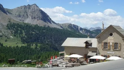 Le refuge l'été avec sa belle terrasse - © RefugeNapoleon