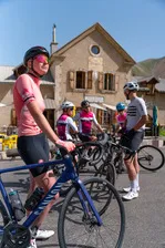 Cols réservés - une pause devant le refuge Napoléon avant le col de l'Izoard - © Alpes Photographies