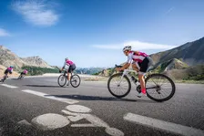 Sur la route du col de l'Izoard en vélo de route - © Alpes Photographies