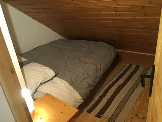 La chambre mansardée avec grand  lit - © ©sylvianeberthet