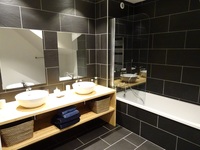 Grande Salle de Bains avec vasques - © ©donnoudominique