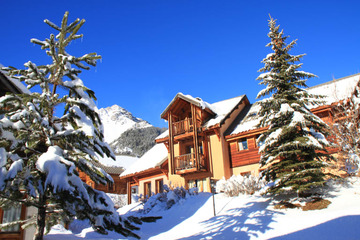 Ce chalet dispose d'une jolie terrasse ensoleillée - © Heidi Grosjean