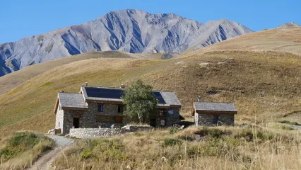 Refuge devant le Pic du Mas de la Grave - © Denis Lavenant