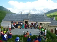 Concert sur la terrasse nord du refuge - © Cécile Bruyant