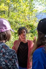 L'artiste Barbara Fougnon parle de son oeuvre "Forêt d'Hommes" - © Balacé Amandine