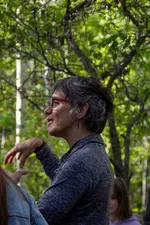 L'artiste Pascale Sylva expliquant son oeuvre - © Balacé Amandine