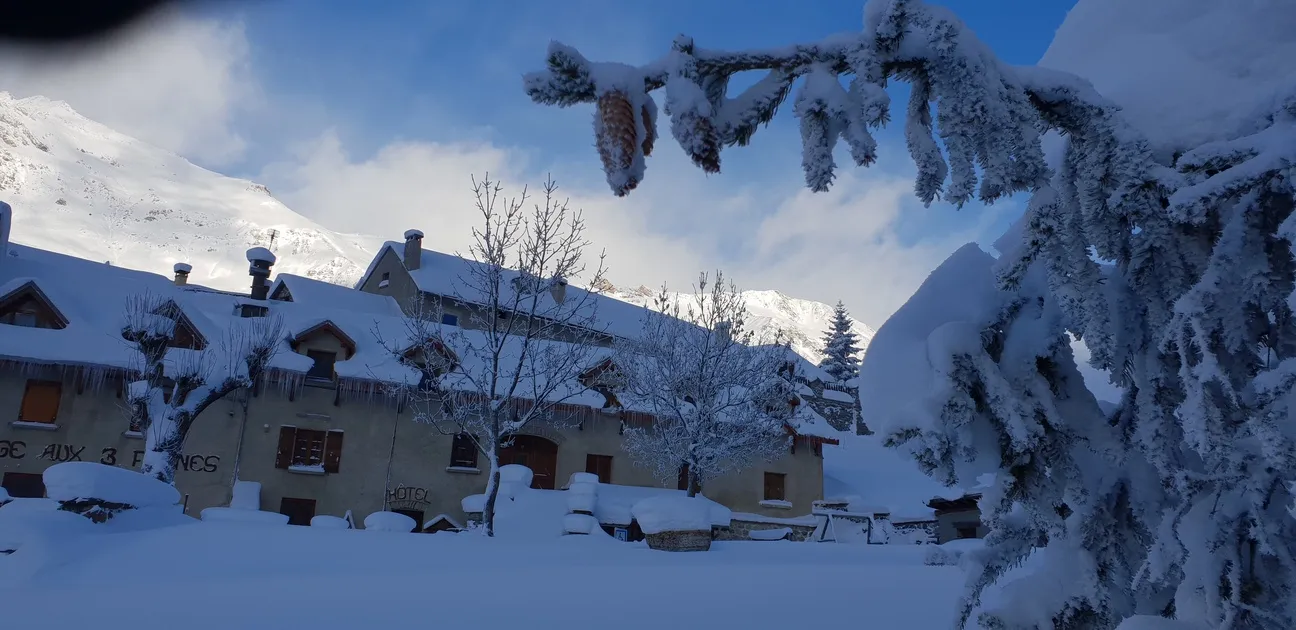 Sous la neige - © Hôtel Auberge aux 3 Frênes