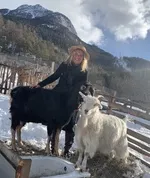 Les animaux de la ferme avec Julie - © La Petite Ferme des Regains