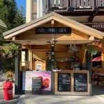 Chalet de vente à emporter à La Grave en face du téléphérique des glaciers de la Meije - © LeCastillan