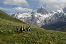 Randonneurs revenant du refuge du Pic du Mas de la Grave - © Cyril Coursier - Parc national des Ecrins
