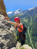 Entre barreaux métalliques et rocher - © M.Molinari