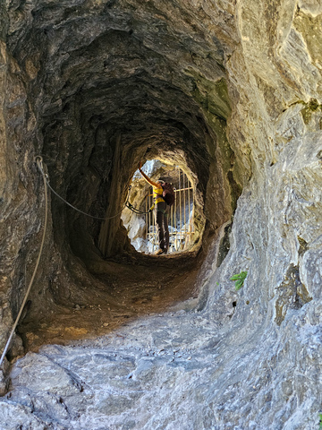 Traversée d'une galerie de l'ancienne mine - © S.Morattel