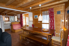 une grande table conviviale prete à accueillir pierrade, fondue, raclette,... - © Heidi GROSJEAN