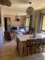 salle à manger et salon - © chalet l'eterlou