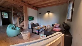 Salon vue sur entrée - © Chalet Ecrin