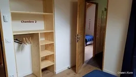 Chambre 2 sur entrée salle de bain 2 - © Chalet Ecrin
