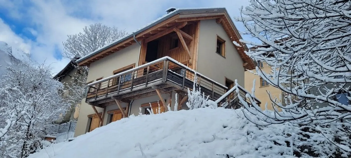 Hiver - Maison vue du bas - © Chalet Ecrin