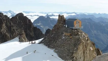 Le refuge de l'Aigle perché sur son rocher - La Grave - © @LoïcPerrin