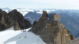 Le refuge de l'Aigle perché sur son rocher - La Grave - © @LoïcPerrin