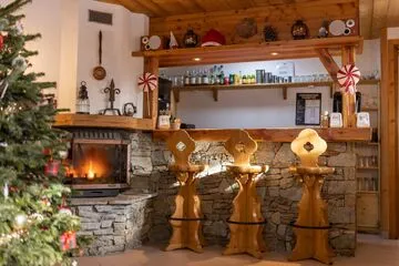 Bar et cheminée - © Thibaut Blais