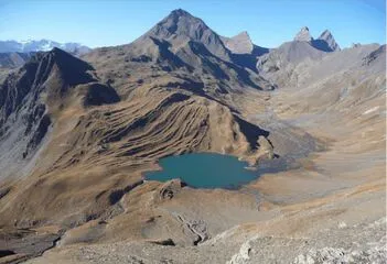 Vue plongeante sur le lac du Goléon - © @RefugeduGoleon.com