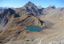 Vue plongeante sur le lac du Goléon - © @RefugeduGoleon.com