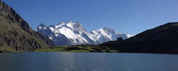 Vue panoramique sur le Lac du Goléon, le refuge et La Meije et ses glaciers en toile de fond - La Grave - © @www.randos.info