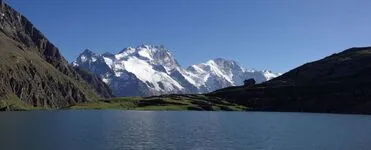 Vue panoramique sur le Lac du Goléon, le refuge et La Meije et ses glaciers en toile de fond - La Grave - © @www.randos.info
