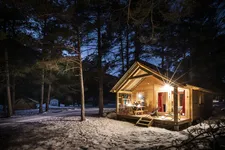 Huttopia – Le Chalet Montana - 5 pers - © (c)Manu Reyboz
