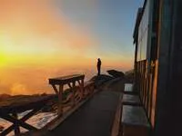 Coucher de soleil en refuge - © TheoTour