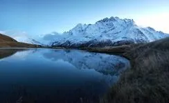 Lac au première neige au pays de la Meije - © TheoTour