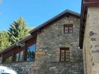 Le bleu du ciel haut-alpin sur le Refuge Saint-Roch - © ©Juge