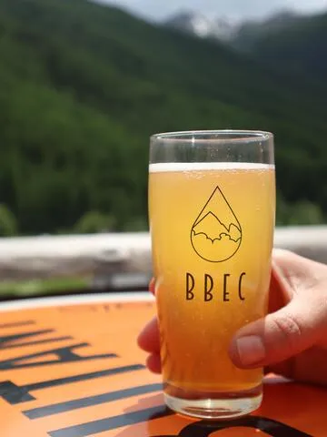 Bière locale en terrasse au bar le Brec - © Laury Chamerlat