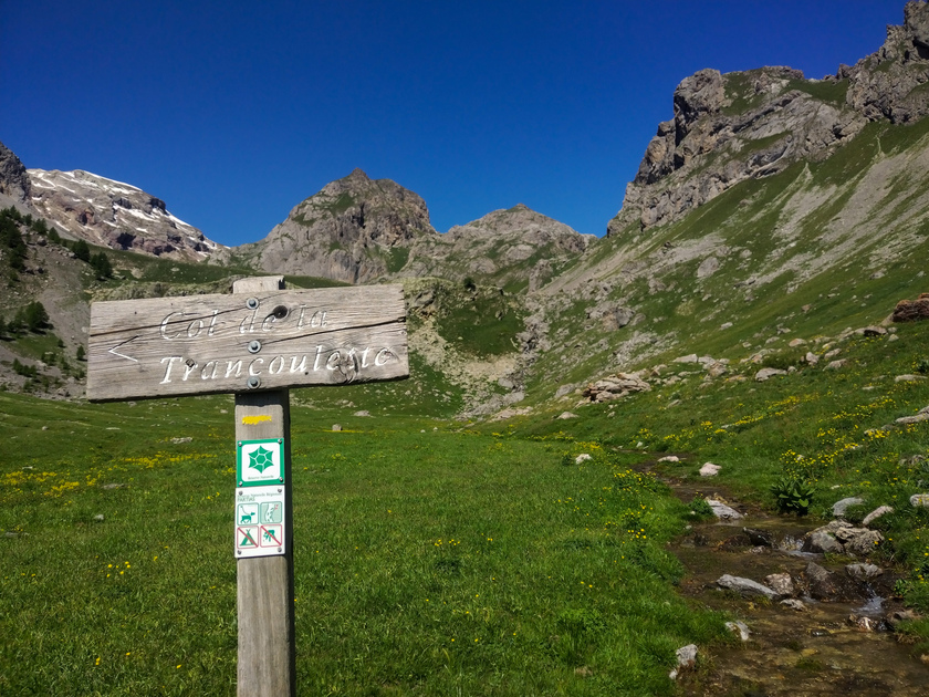 Signalétique "Col de la Trancoulette" au niveau du lac des Partias - © Gabriel CHARLIER