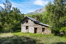 Le Moulin de Villar d'Arêne se trouve à quelques dizaines de mètres du lit de la Romanche - © T.Poinas