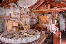 Le système du moulin à eau de Villar d'Arêne est en état de marche avec ses pièces d'origine - © T.Poinas