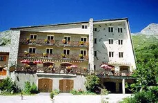 L'hotel en Eté - © @LesAgneaux