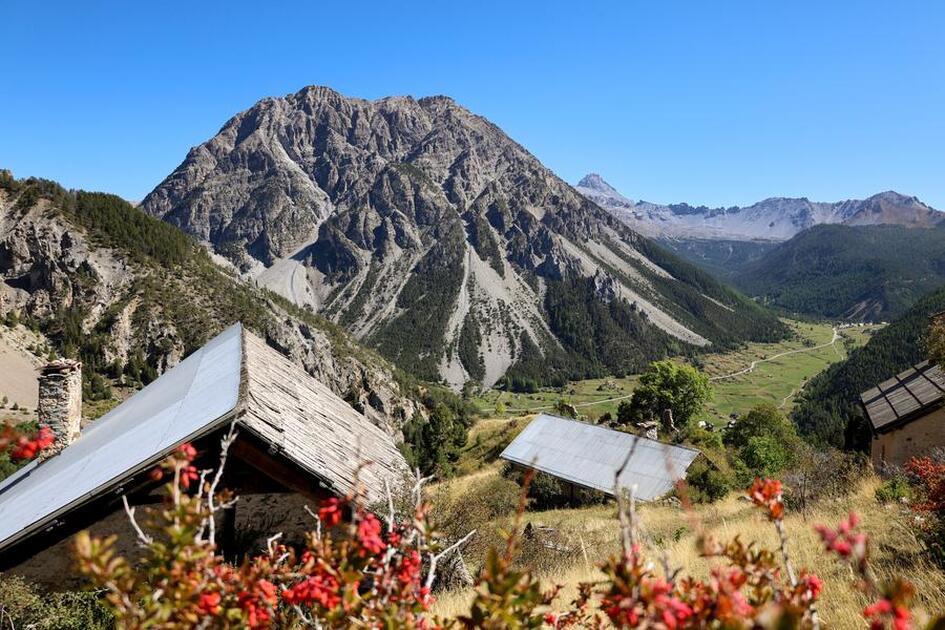 The Alp du Pied and the Chapelle Sainte-Marie-Madeleine_Cervières - © S.Morattel